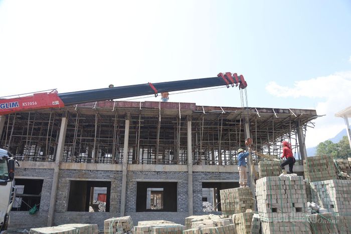 Hạng mục nhà đa năng đã đổ xong bê tông sàn nhà đa năng, cột nhà đa năng, đang xây vách ngăn.