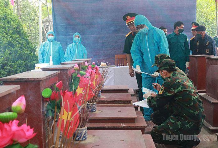 Tổ công tác thực hiện lấy mẫu, số hóa thông tin hài cốt liệt sĩ.