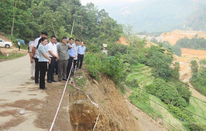 Đồng chí Phó Chủ tịch UBND tỉnh Hoàng Gia Long kiểm tra tình trạng sạt lở trên tuyến đường bê tông đi xã Bản Ngò (cũ) thuộc Dự án Ổn định dân cư khẩn cấp xã Bản Ngò, huyện Xín Mần, tỉnh Hà Giang (nay là xã Pà Vầy Sủ, tỉnh Tuyên Quang).