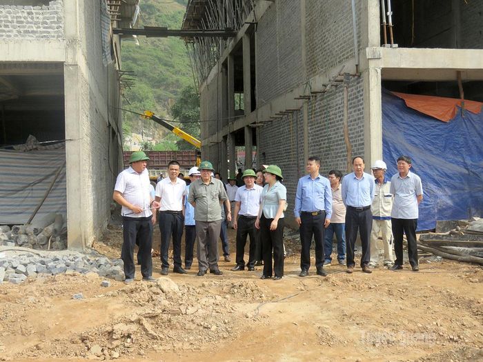 Đồng chí Phó Chủ tịch UBND tỉnh kiểm tra tiến độ thi công Dự án Trường Phổ thông nội trú liên cấp Tiểu học và THCS Pà Vầy Sủ.
