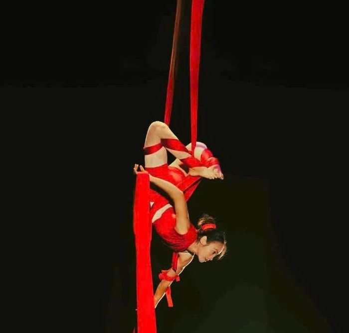 Diễn viên của show Chum đều trẻ, đẹp, tài năng, nhận được nhiều tràng pháo tay không ngớt của khán giả.