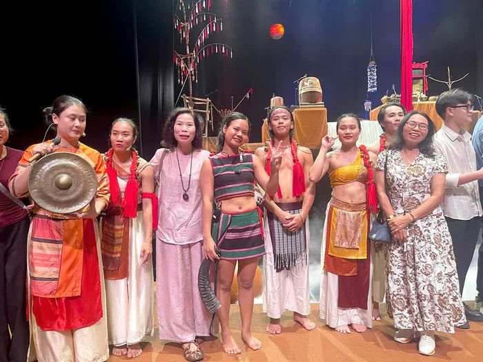 Diễn viên giao lưu cùng khán giả sau buổi diễn.