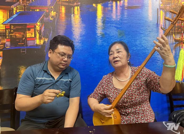Cây đàn Tính đã trở thành người bạn đối với nhiều người.