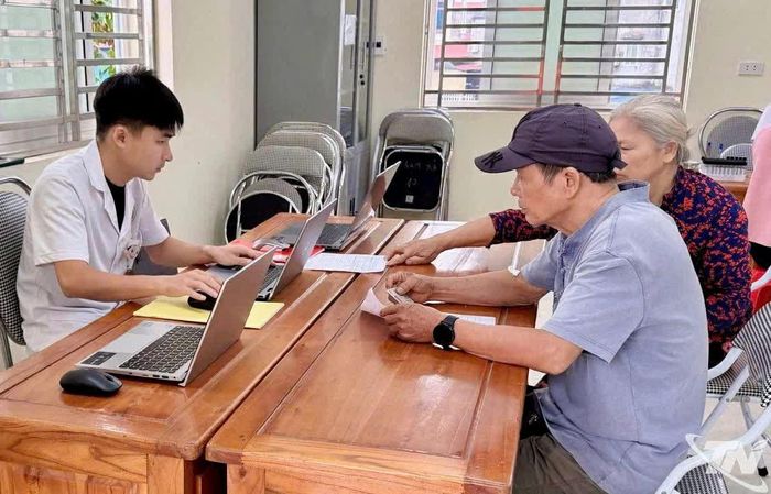 Trạm Y tế phường Vạn Xuân tích cực khám sức khỏe cho bà con trên địa bàn tỉnh theo Chương trình khám sức khỏe toàn dân.