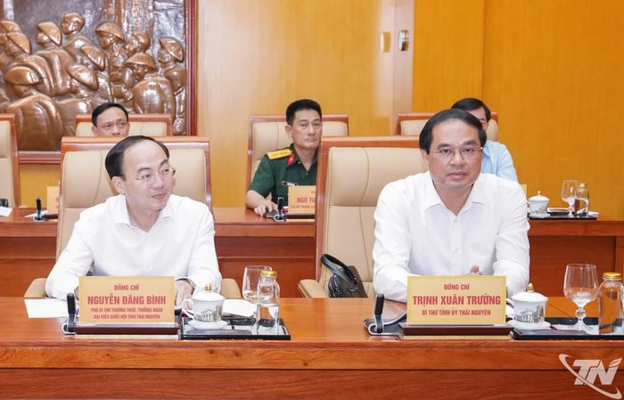 Các đồng chí Thường trực Tỉnh ủy Thái Nguyên và đại biểu dự Hội nghị.