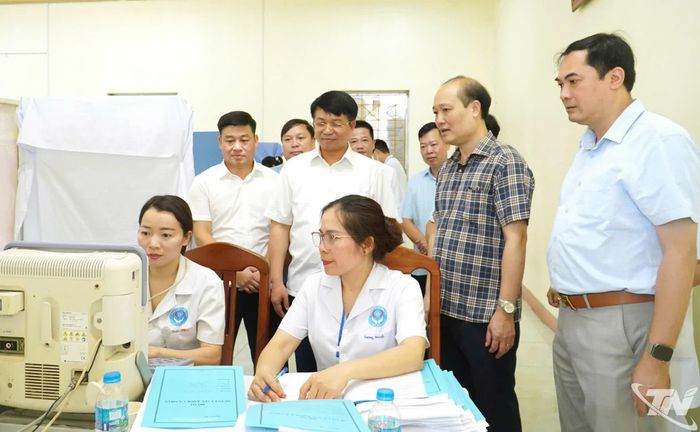 Đồng chí Nông Quang Nhất kiểm tra quy trình khám sức khỏe và cập nhật dữ liệu hồ sơ sức khỏe điện tử tại xã Trại Cau.