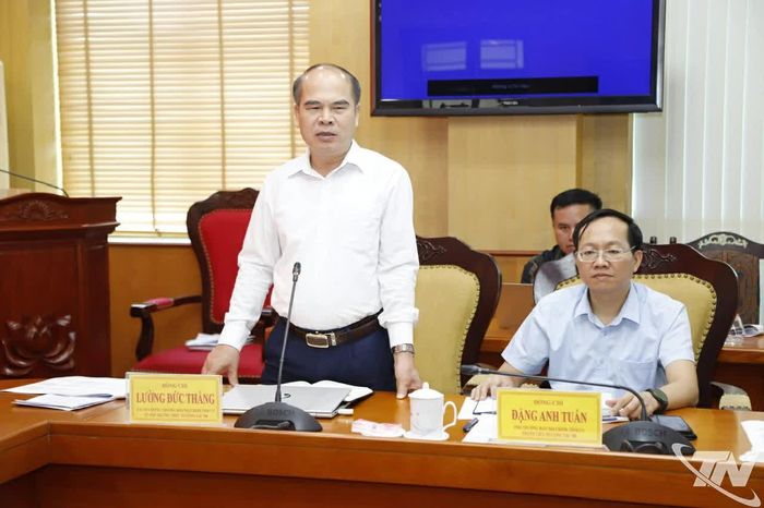 Đồng chí Lường Đức Thắng, Ủy viên Ban Thường vụ, Trưởng Ban Nội chính Tỉnh ủy, phát biểu tại cuộc họp.