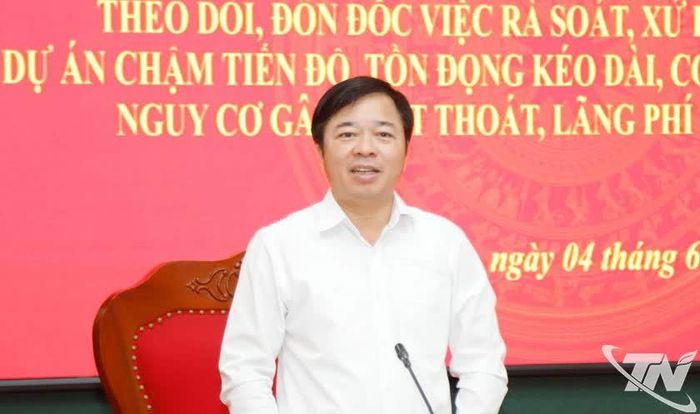 Đồng chí Bùi Văn Lương phát biểu kết luận cuộc họp.