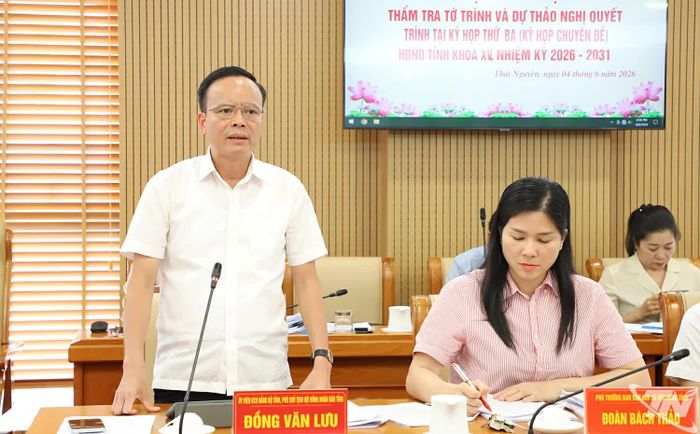 Đồng chí Phó Chủ tịch HĐND tỉnh Đồng Văn Lưu phát biểu tại Hội nghị.