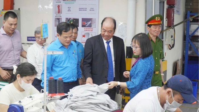 Lãnh đạo thành phố thăm quy trình sản xuất tại Công ty HBI Huế 