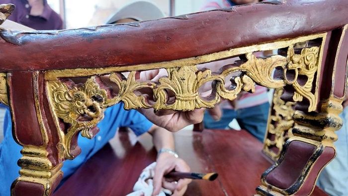 Màu sắc sơn son thếp vàng cũng được xử lý để đảm bảo tương đồng với những phần nguyên gốc còn lại của hiện vật. Ảnh TTDT