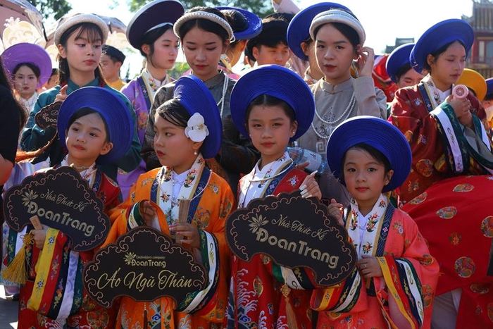  Các em thiếu nhi trong trang phục áo dài 