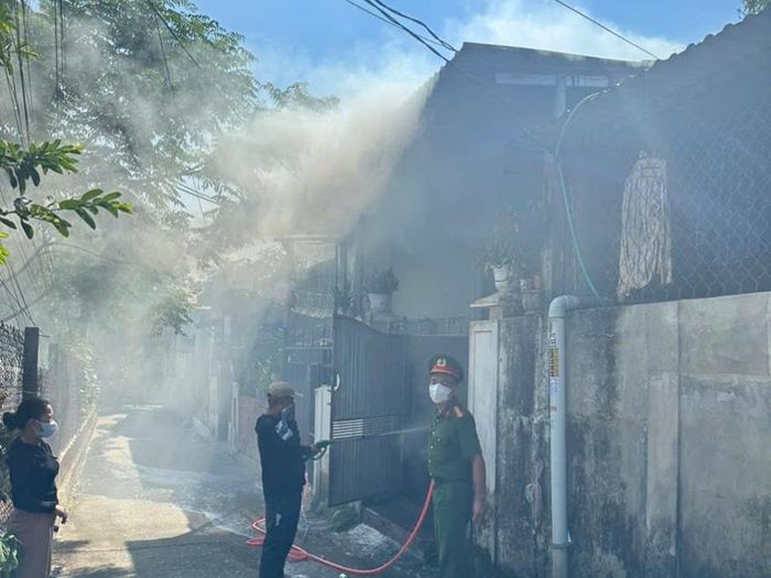 Hiện trường vụ cháy tại một ngôi nhà ở địa chỉ 11/77 đường Thiên Thai