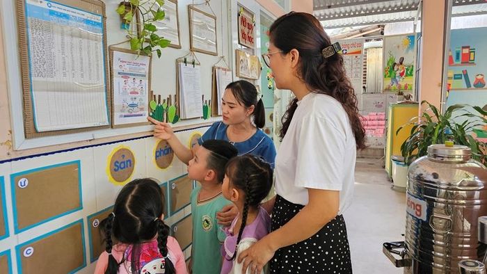 Nhân viên y tế cùng giáo viên hướng dẫn trẻ phòng bệnh sốt xuất huyết