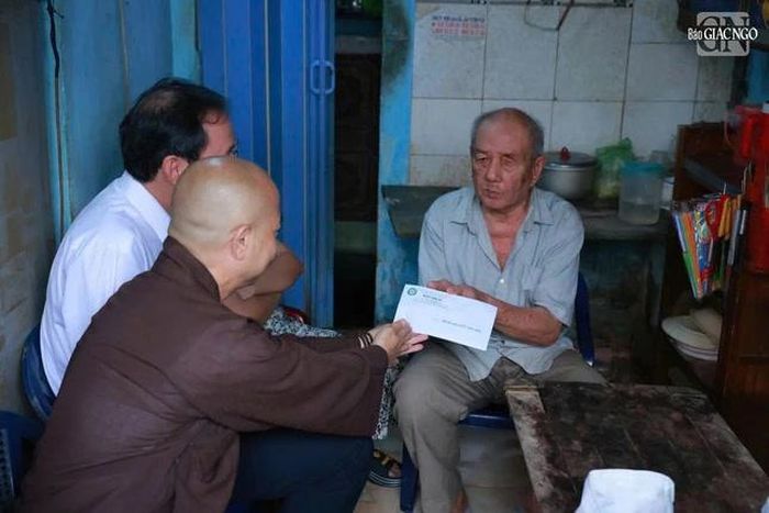 Trao quà của Đức Pháp chủ GHPGVN đến hộ gia đình có hoàn cảnh đặc biệt khó khăn