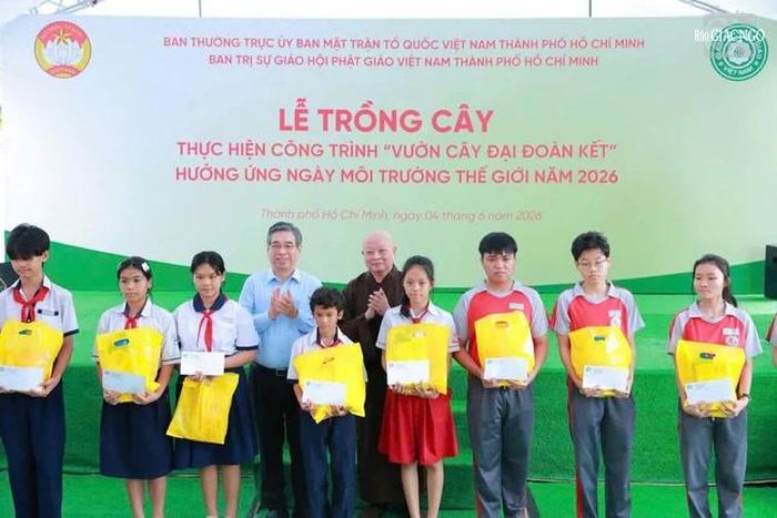 Trao học bổng đến các em học sinh có hoàn cảnh khó khăn