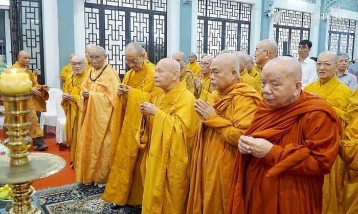 Chư tôn giáo phẩm Hội đồng Chứng minh, Hội đồng Trị sự, Ban Trị sự TP.HCM và các tỉnh thành thành, đại diện các cơ quan thành kính dâng hương, tưởng niệm Giác linh Bồ-tát Thích Quảng Đức
