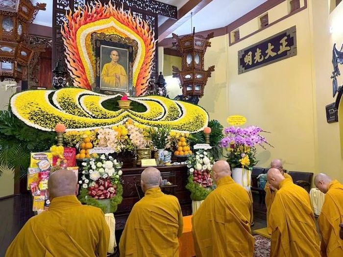 Chư tôn đức Ban Trị sự dâng hương tưởng niệm Bồ-tát Thích Quảng Đức