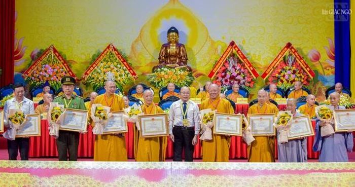  UBND tỉnh Thanh Hóa trao tặng Bằng khen đến các cá nhân có thành tích xuất sắc trong các hoạt động Phật sự