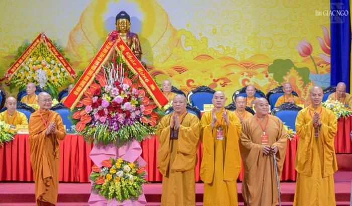 Trưởng lão Hòa thượng Viên Minh tặng hoa chúc mừng của Hội đồng Chứng minh đến tân Ban Trị sự GHPGVN tỉnh Thanh Hóa