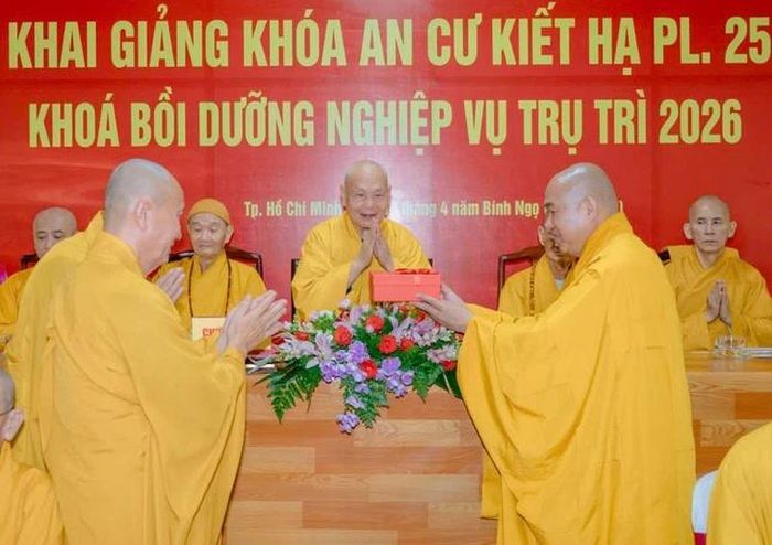 Trưởng lão Hòa thượng Chủ tịch Hội đồng Trị sự cúng dường trường hạ - Ảnh: Đăng Huy