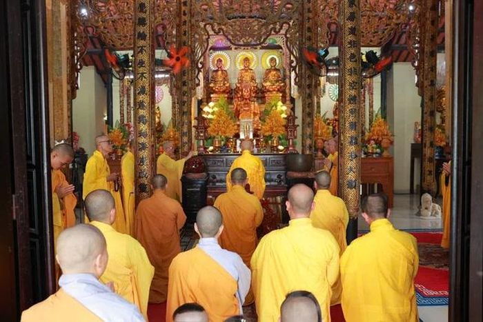 Khóa lễ cúng ngọ được cử hành theo truyền thống Phật giáo cố đô