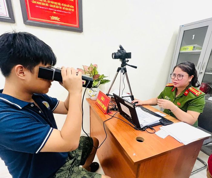 Công an Hà Nội cấp định danh cho học sinh lớp 8.