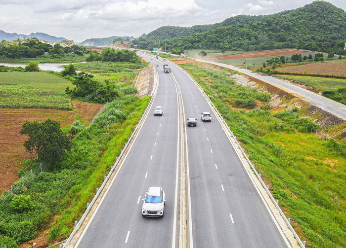 Hệ thống cao tốc đang dần trở thành động lực phát triển mới, mở rộng không gian kinh tế và giảm đáng kể chi phí logistics. Ảnh: Tạ Hải.