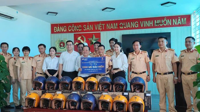 Đại diện Tập đoàn quốc tế Á Châu trao tặng 2.000 nón bảo hiểm chất lượng cao do đơn vị sản xuất cho Phòng CSGT Công an tỉnh Quảng Ngãi.