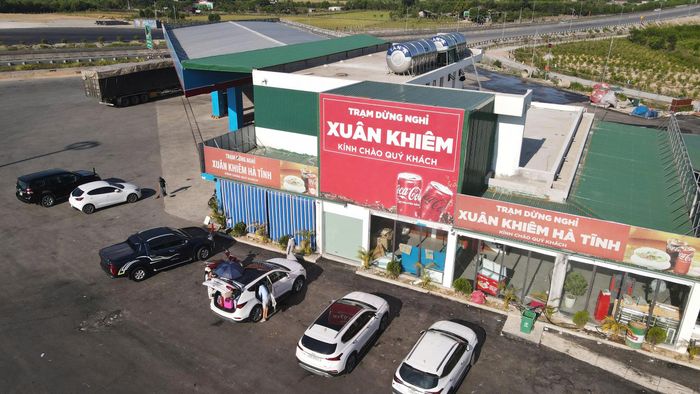 Theo chủ đầu tư, một số hạng mục chưa hoàn thiện theo kế hoạch vì thời tiết cực đoan, giá vật liệu, nhân công leo thang khiến dự án gặp nhiều khó khăn.