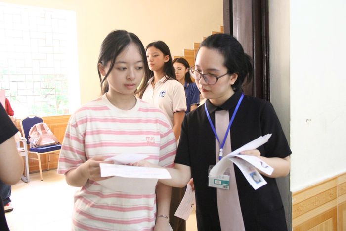 Cán bộ coi thi gọi thí sinh vào phòng thi trước giờ làm bài.
