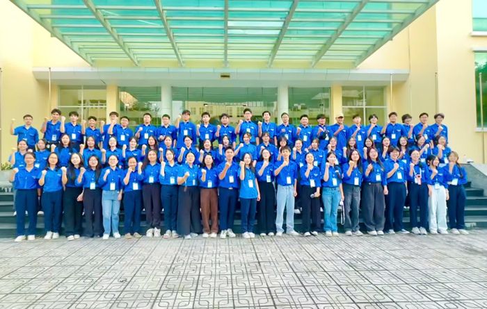 Đội thanh niên tình nguyện tiếp sức thí sinh và phụ huynh tại điểm thi Trường THPT chuyên Đại học Sư phạm Hà Nội.