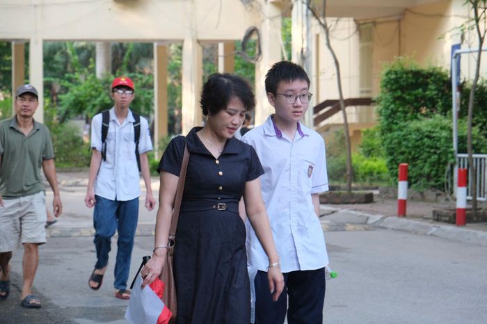 Phụ huynh động viên con trước khi bước vào phòng thi tại Trường THPT chuyên Đại học Sư phạm Hà Nội sáng 4/6.