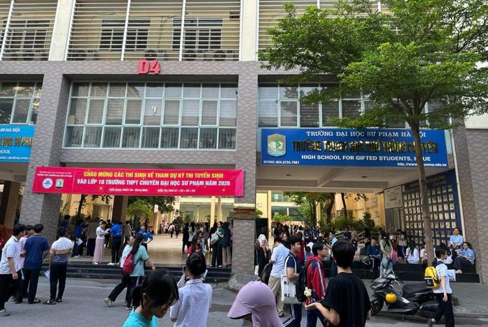 Thí sinh tập trung tại điểm thi trước giờ làm bài môn đầu tiên của kỳ thi vào lớp 10.