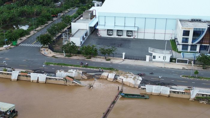Đoạn bờ kè Thường Thới Tiền (xã Thường Phước) bị sạt ăn sâu vào đường giao thông đang được khắc phục (Ảnh chụp tháng 11/2025).
