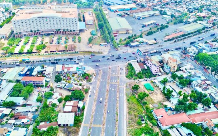 QL51 đoạn giao với đại lộ Nguyễn Hữu Cảnh.