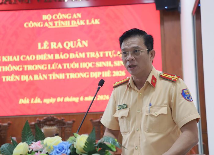Thượng tá Nguyễn Thanh Phương, Phó trưởng phòng Cảnh sát giao thông Công an tỉnh Đắk Lắk cho biết, đợt cao điểm được triển khai từ ngày 5/6 - 15/8, tập trung tuyên truyền, phổ biến pháp luật giao thông; tăng cường phối hợp giữa lực lượng Công an, nhà trường và gia đình trong quản lý, giáo dục học sinh. Ảnh: Ngọc Hùng