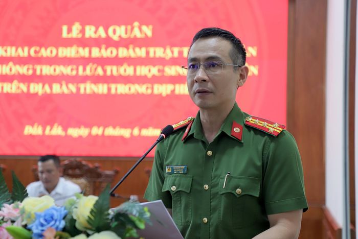 Đại tá Trần Bình Hưng, Phó giám đốc Công an tỉnh Đắk Lắk phát biểu chỉ đạo tại lễ ra quân. Ảnh: Ngọc Hùng
