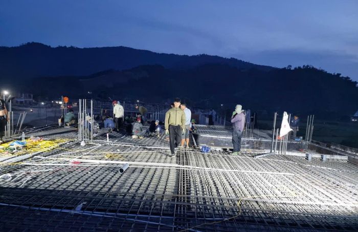 Công nhân làm đêm để đảm bảo tiến độ hoàn thành dự án trước thềm năm học mới 2026 - 2027.