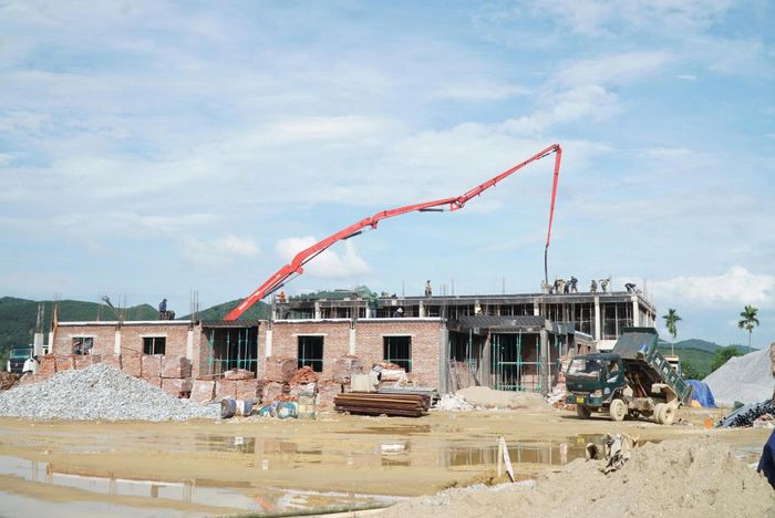 Dưới nắng gắt miền Trung các nhà thầu vẫn triển khai xây dựng. (Ảnh: H.L).