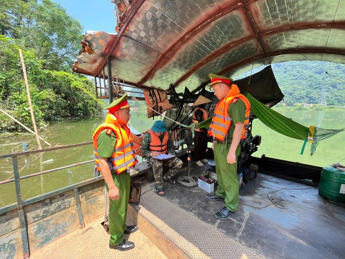 Lực lượng công an xã tăng cường tuyên truyền đảm bảo ATGT đường thủy trên các tuyến sông.