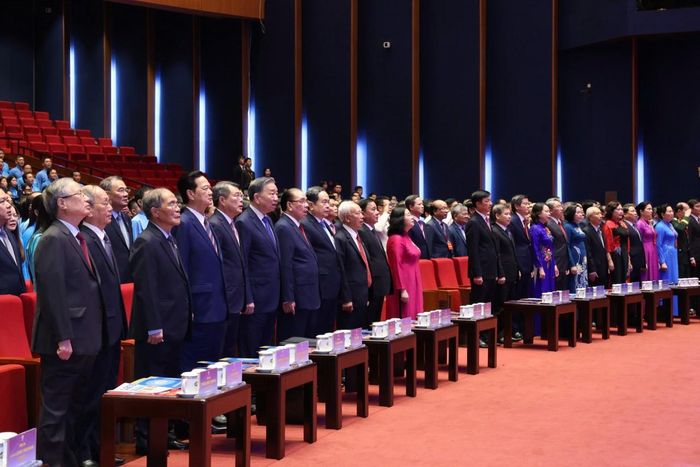Tổng Bí thư, Chủ tịch nước Tô Lâm cùng các đồng chí lãnh đạo, nguyên lãnh đạo Đảng, Nhà nước và đại biểu thực hiện nghi thức chào cờ.
