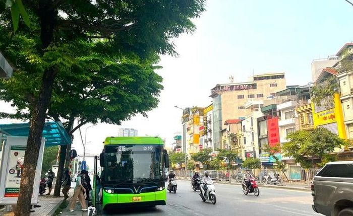  Nhiều người lựa chọn di chuyển bằng xe buýt điện vì sự thoải mái, góp phần bảo vệ môi trường. Ảnh: Thi Thi. 