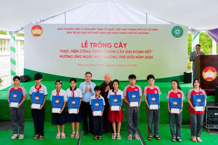 Trong chương trình lễ trồng cây, Ban Tổ chức đã trao học bổng cho học sinh có hoàn cảnh khó khăn nhưng nỗ lực học tập. Ảnh: MTTQ Việt Nam TP.HCM.