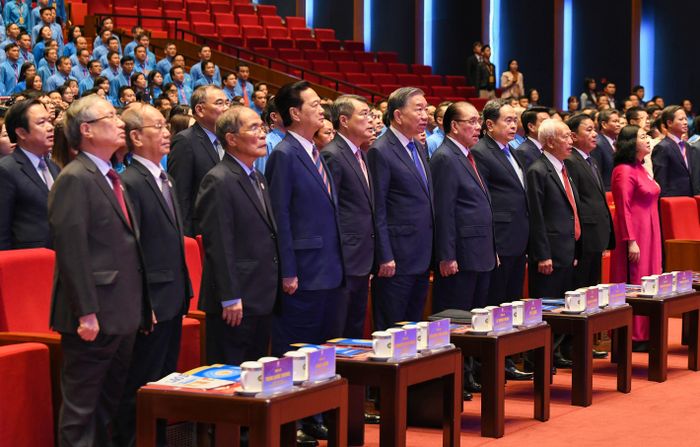 Tổng Bí thư, Chủ tịch nước Tô Lâm và các đồng chí lãnh đạo, nguyên lãnh đạo Đảng và Nhà nước thực hiện nghi lễ chào cờ