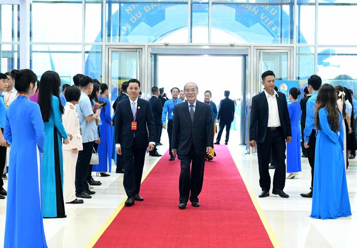 Nguyên Ủy viên Bộ Chính trị, nguyên Chủ tịch Quốc hội Nguyễn Sinh Hùng tới dự phiên khai mạc trọng thể Đại hội XIV Công đoàn Việt Nam