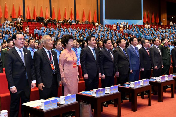 Các đại biểu thực hiện nghi lễ chào cờ