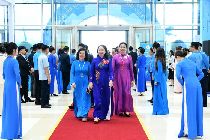 Phó Chủ tịch nước Võ Thị Ánh Xuân và các đại biểu đến dự phiên khai mạc trọng thể Đại hội XIV Công đoàn Việt Nam