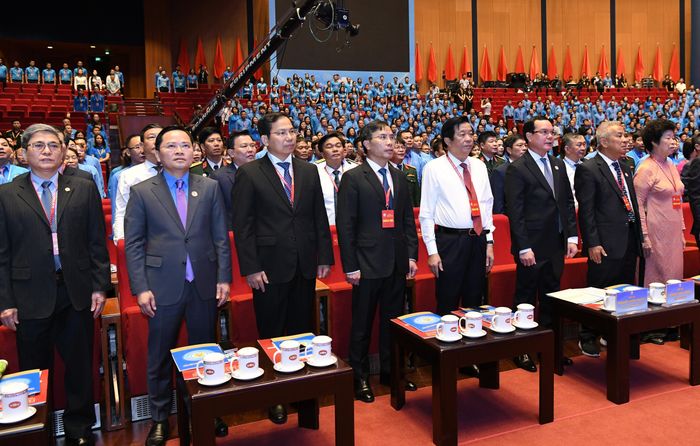 Các đại biểu thực hiện nghi lễ chào cờ