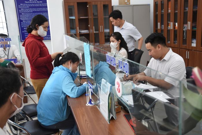 Người dân đi làm thủ tục hành chính tại các xã, phường của TP. Đồng Nai khi vận hành mô hình chính quyền địa phương 2 cấp. Ảnh: Văn Dũng
